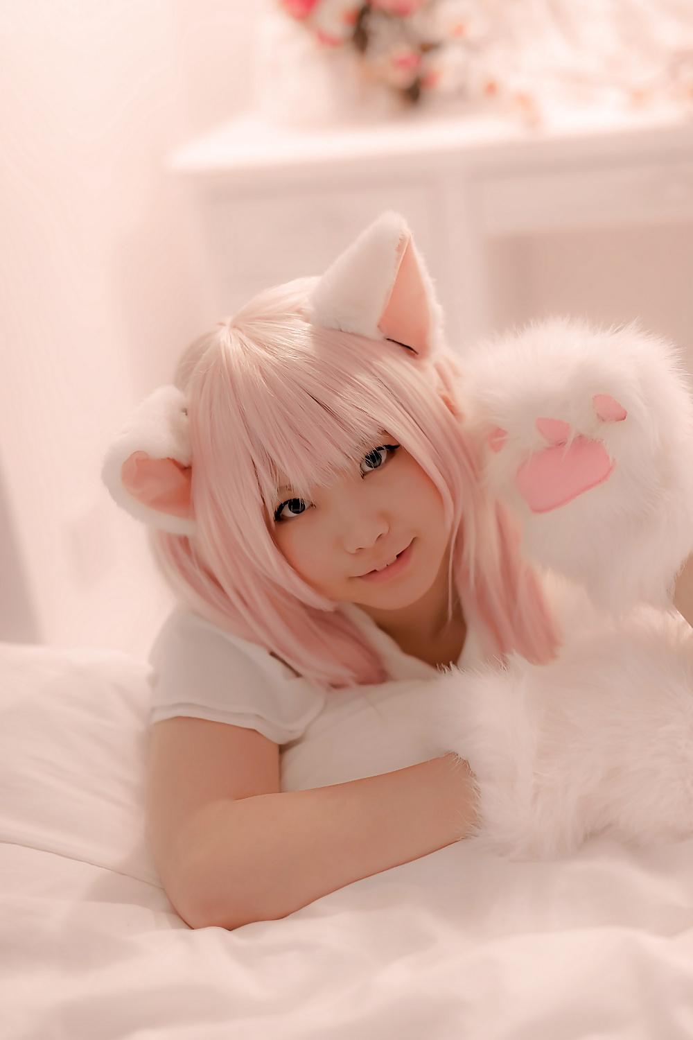 25P Asian Cosplay in White