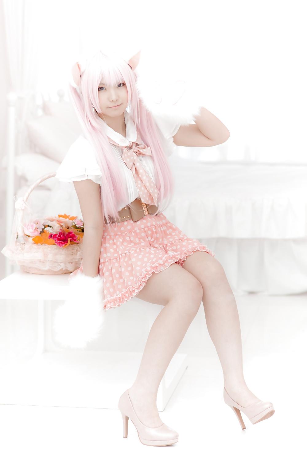 25P Asian Cosplay in White