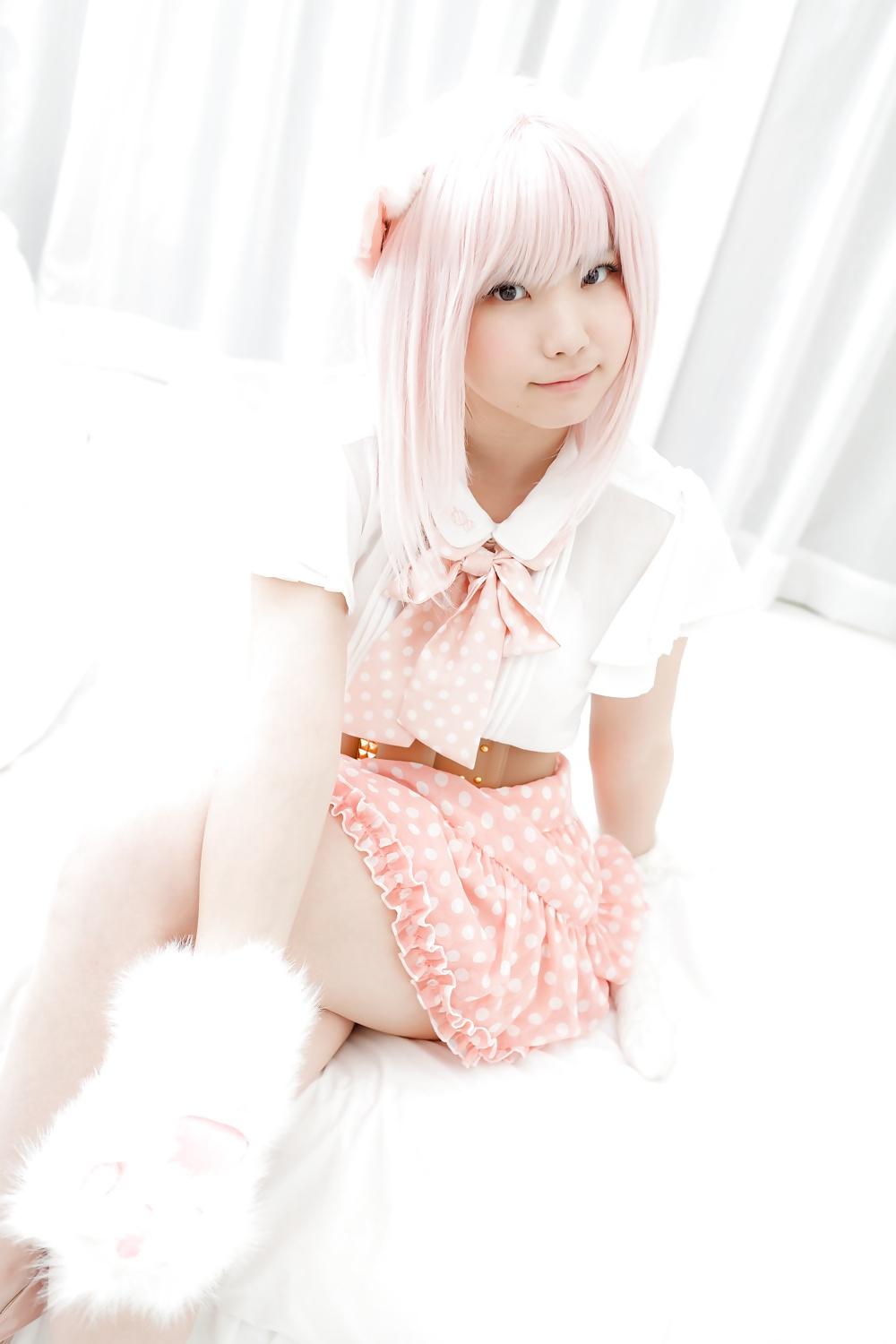 25P Asian Cosplay in White