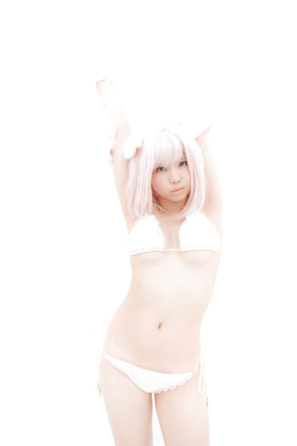 25P Asian Cosplay in White