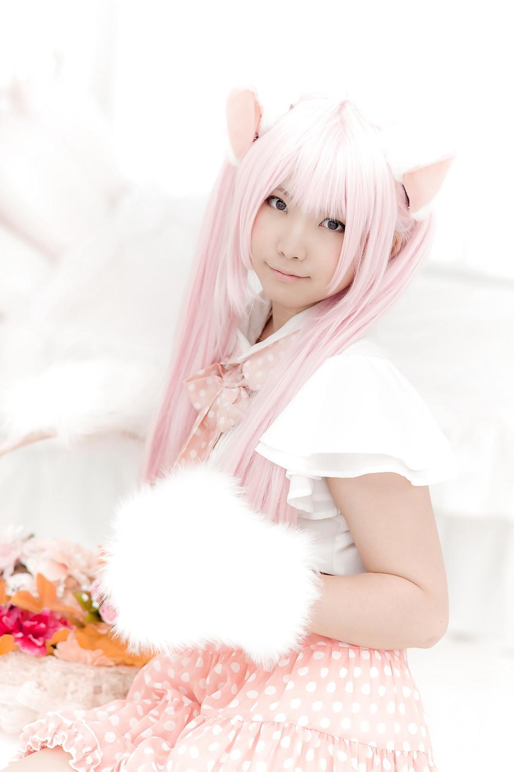 25P Asian Cosplay in White