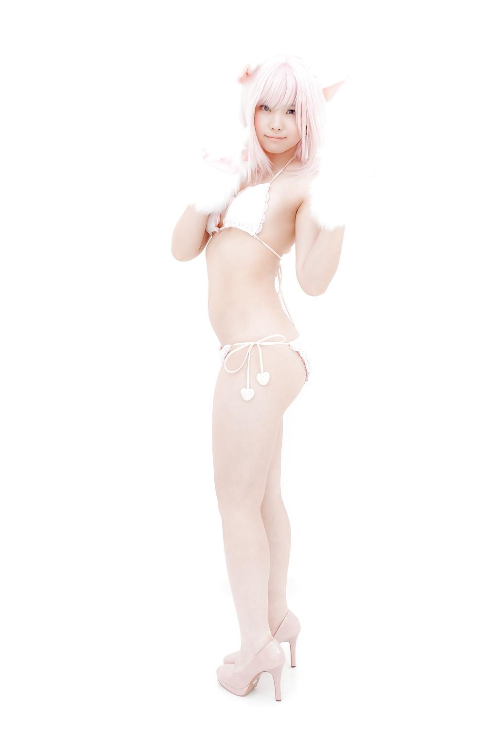 25P Asian Cosplay in White