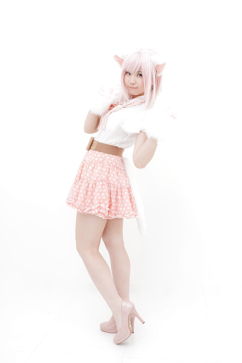 25P Asian Cosplay in White