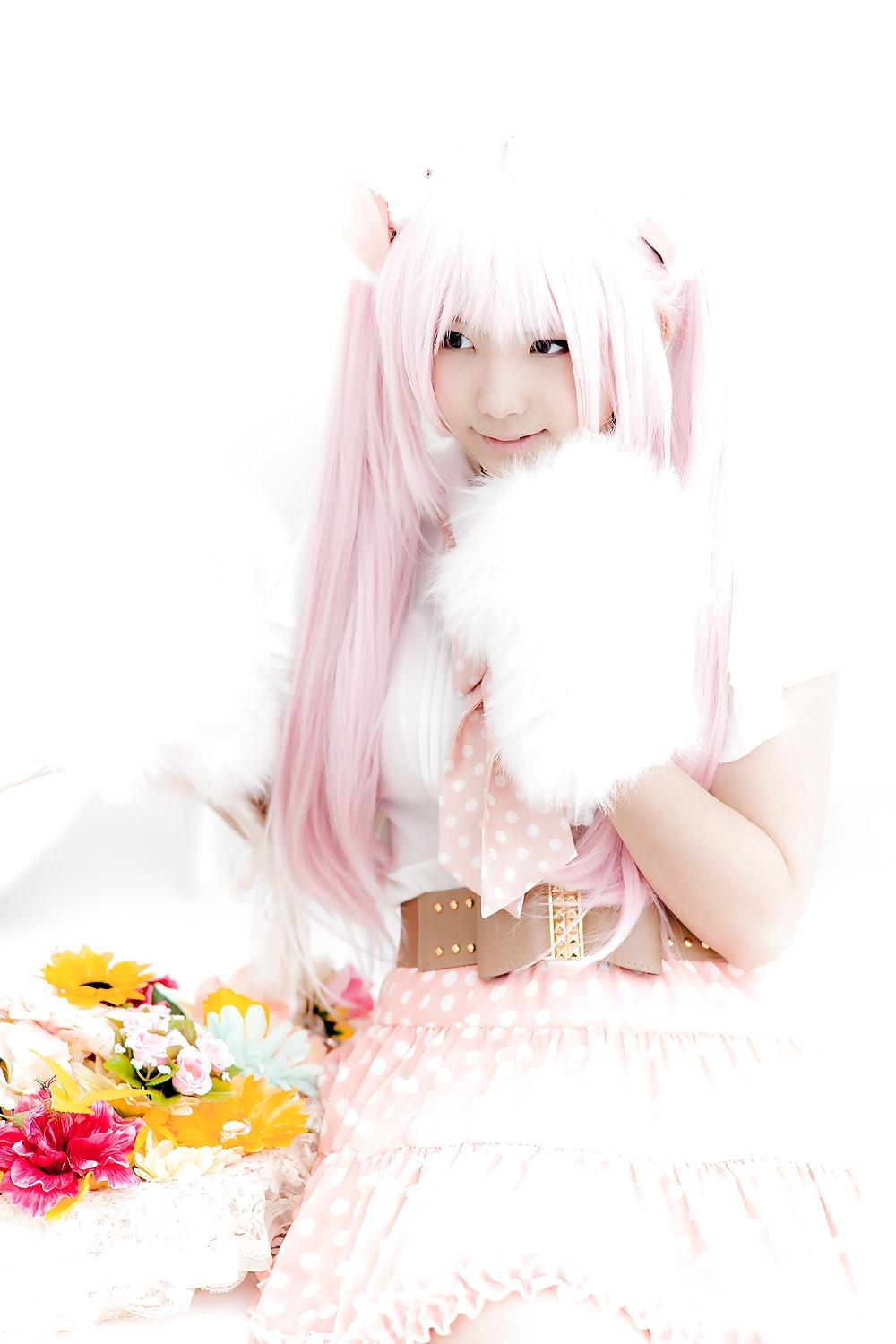 25P Asian Cosplay in White