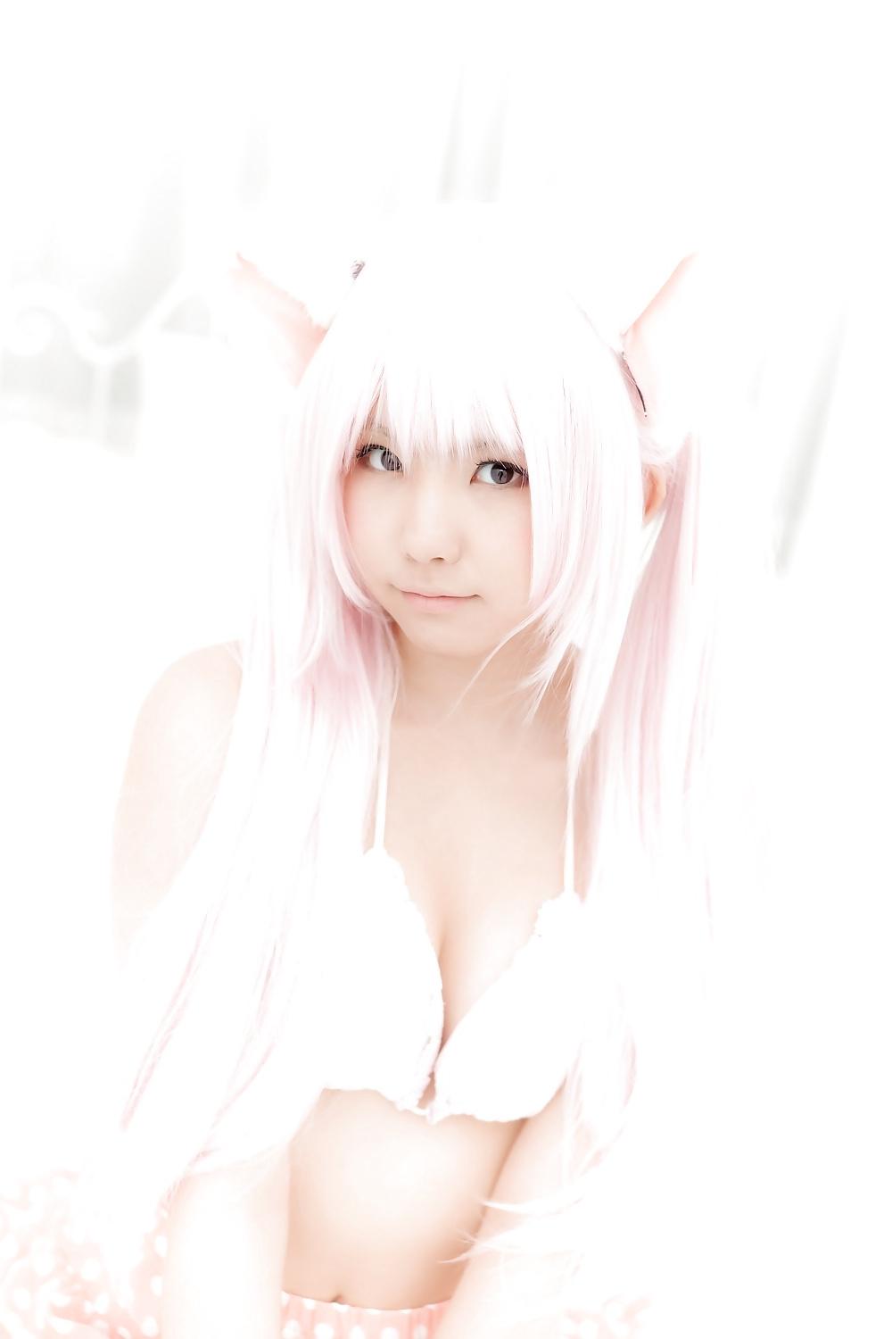 25P Asian Cosplay in White