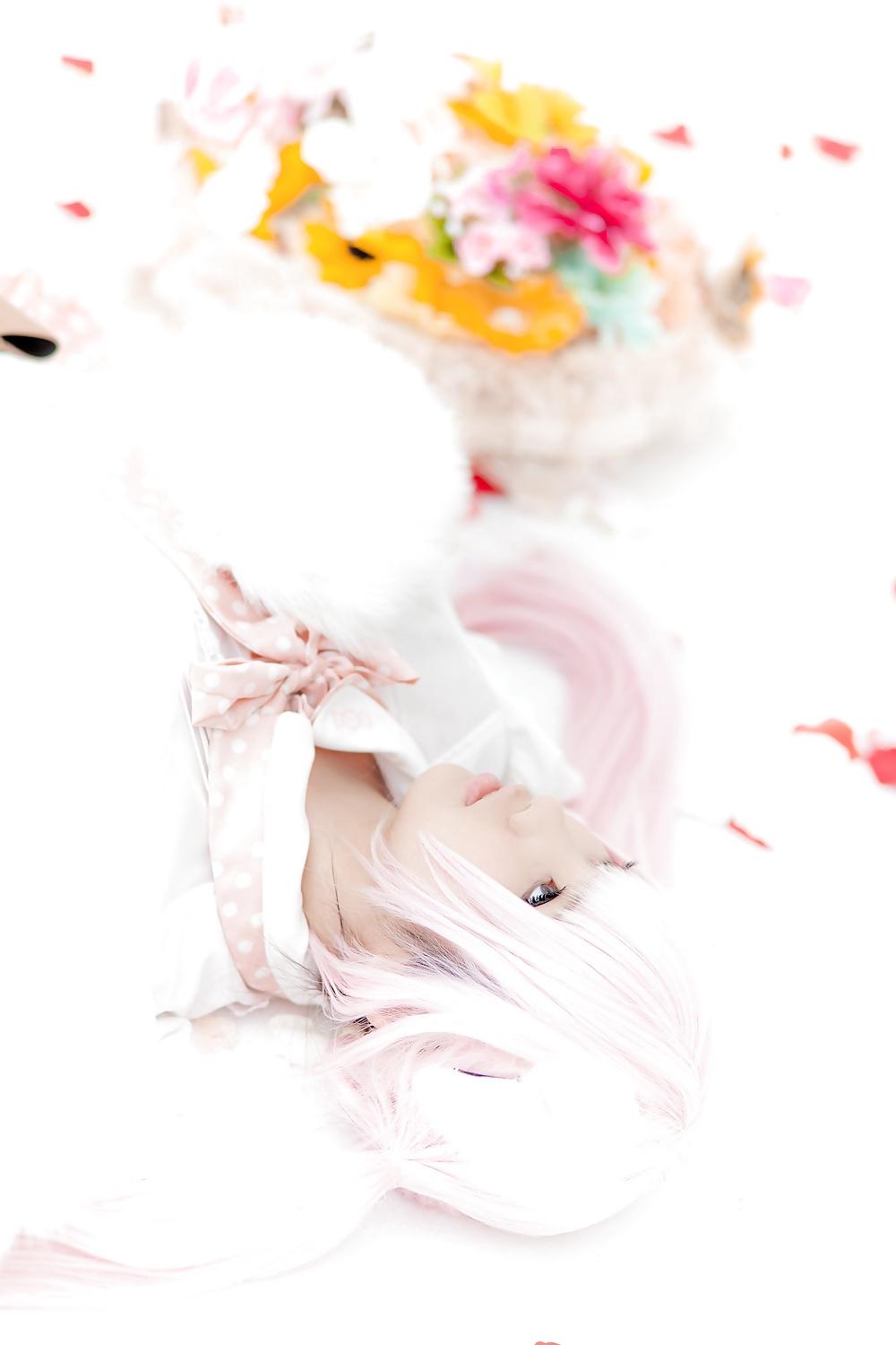 25P Asian Cosplay in White