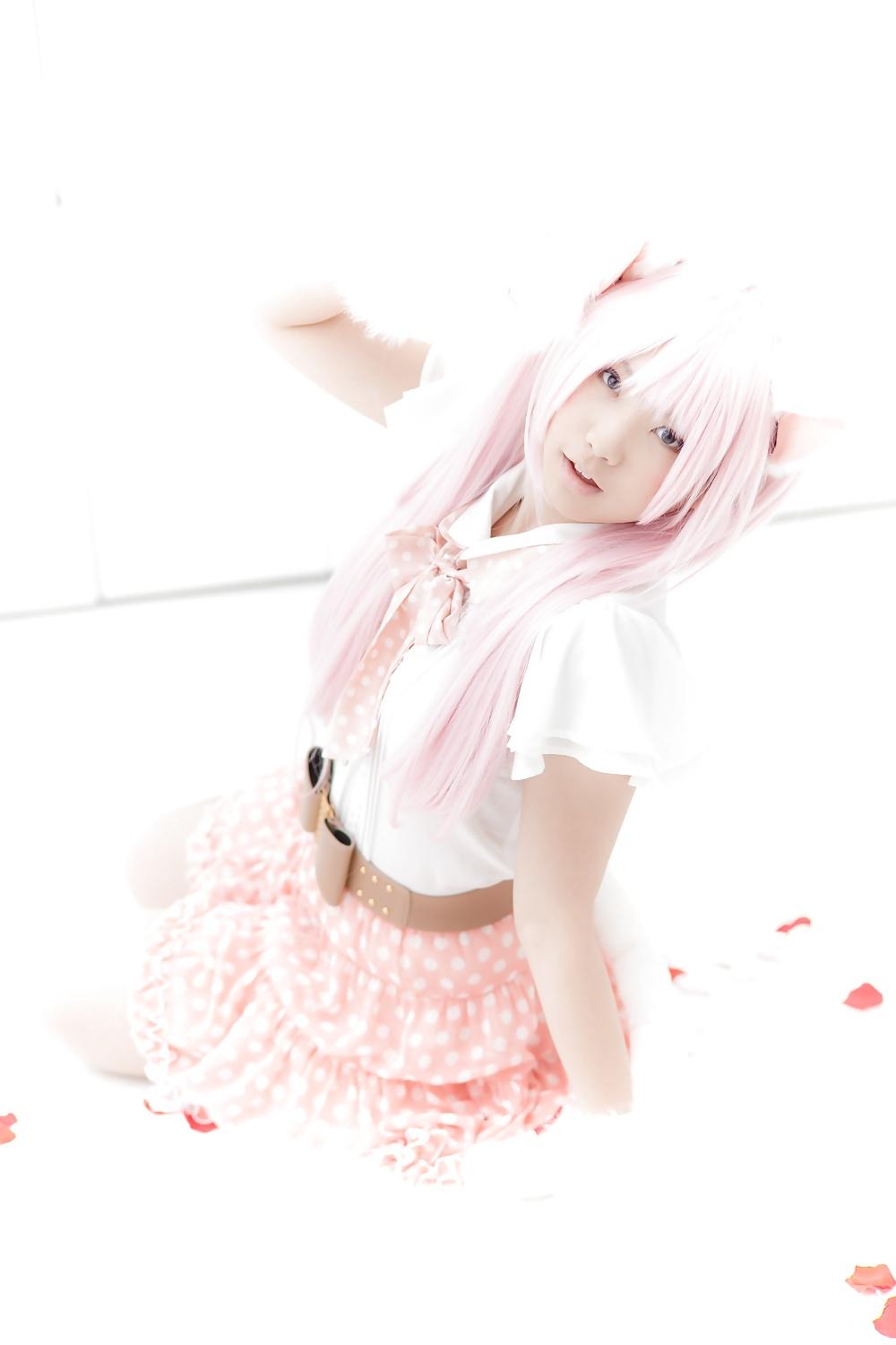 25P Asian Cosplay in White