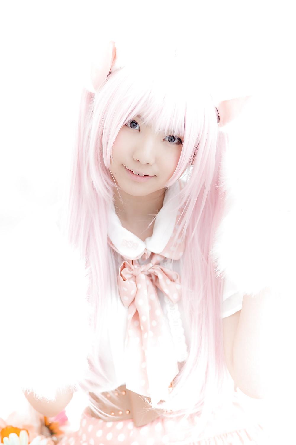 25P Asian Cosplay in White