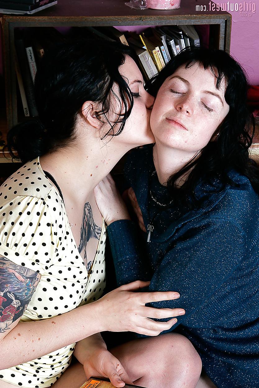 21P ROMANTIC LESBIAN 4