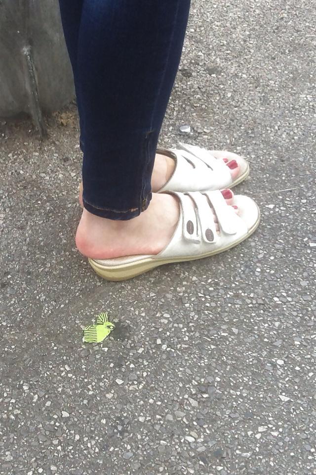15P Some voyeur feet