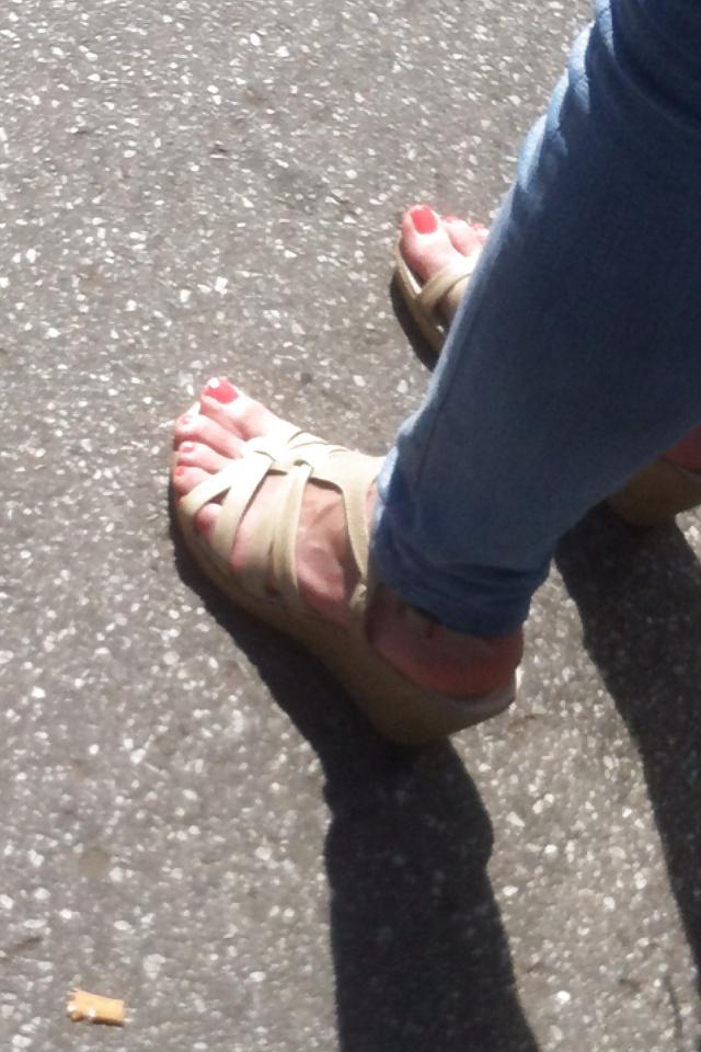 15P Some voyeur feet