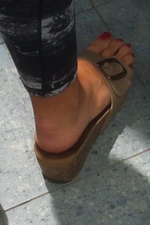 15P Some voyeur feet