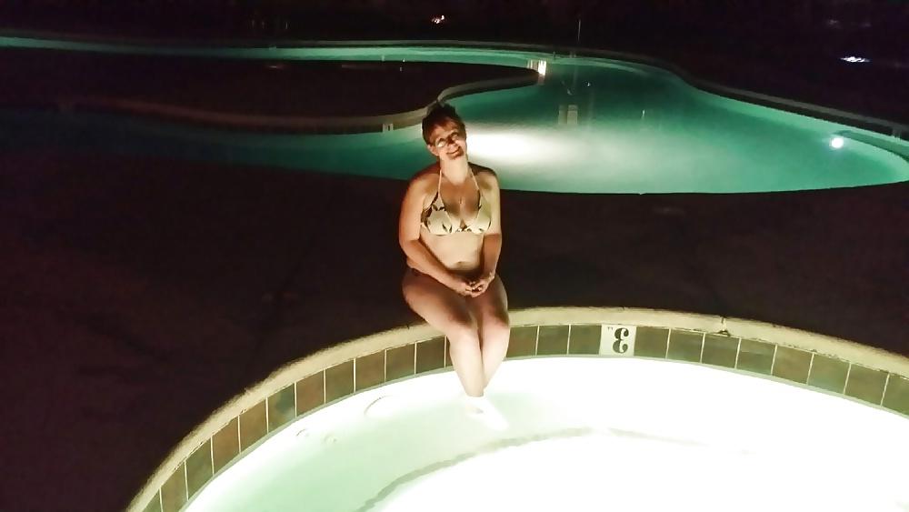 4P Redhead  hot tub pics NON NUDE
