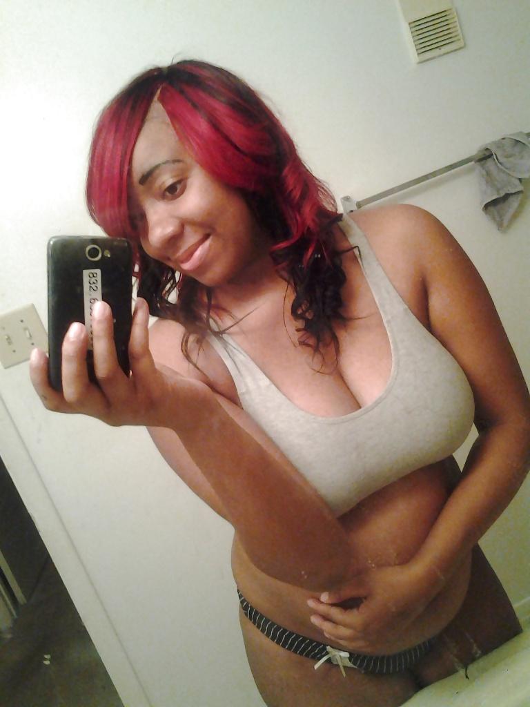10P Penni has a voluptuous body