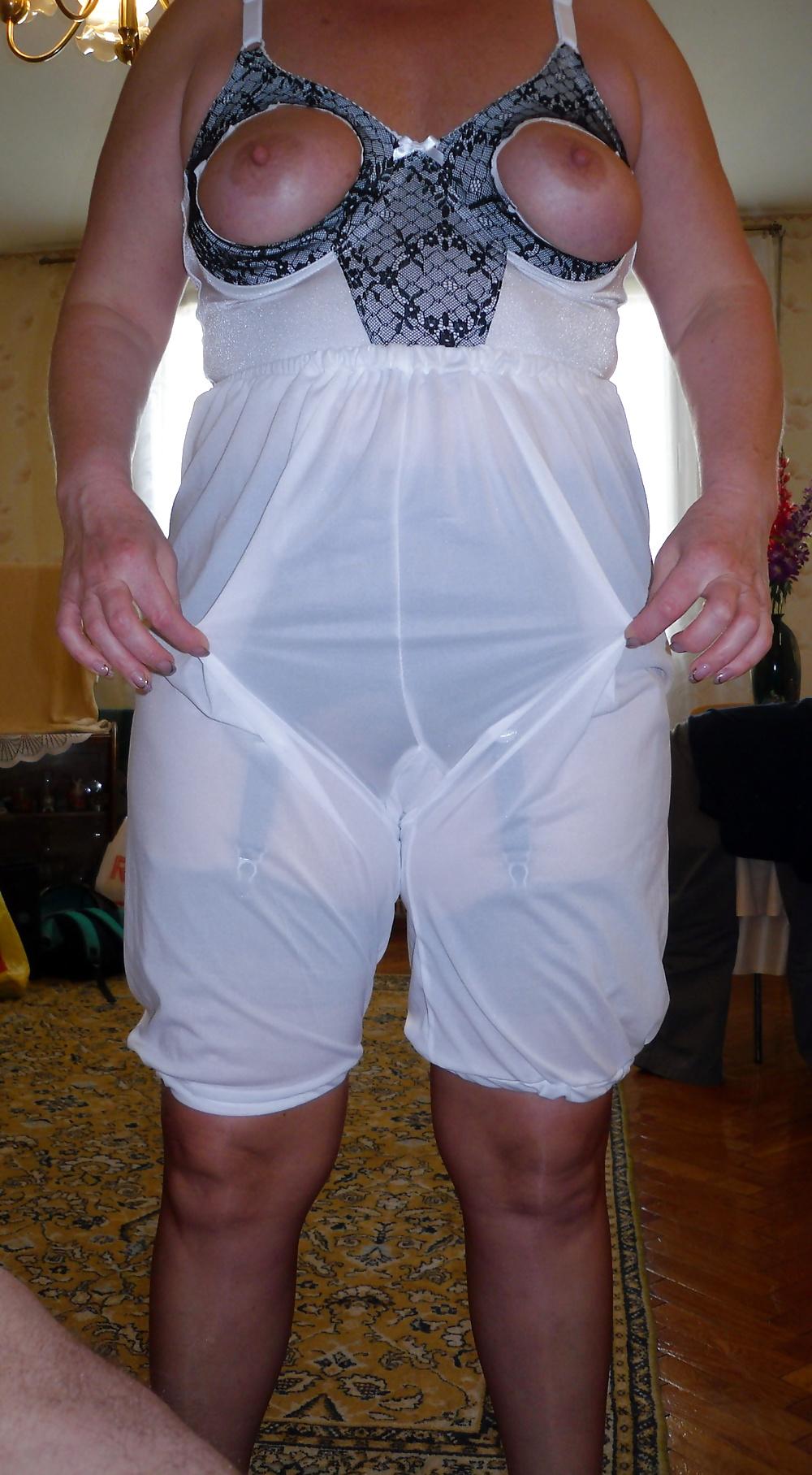 25P Pushuna's fucking big butt in riped white pantaloons