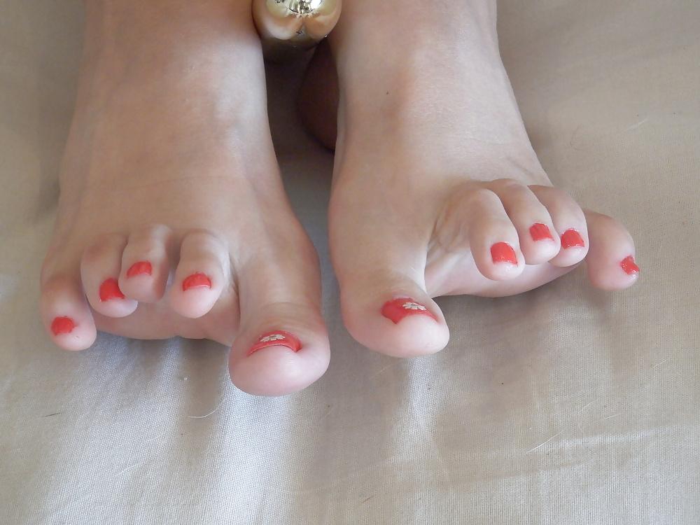 25P FOOT FETISH FEET ASS CLIT PUSSY TOES HEELS TITS COMMENT PLS