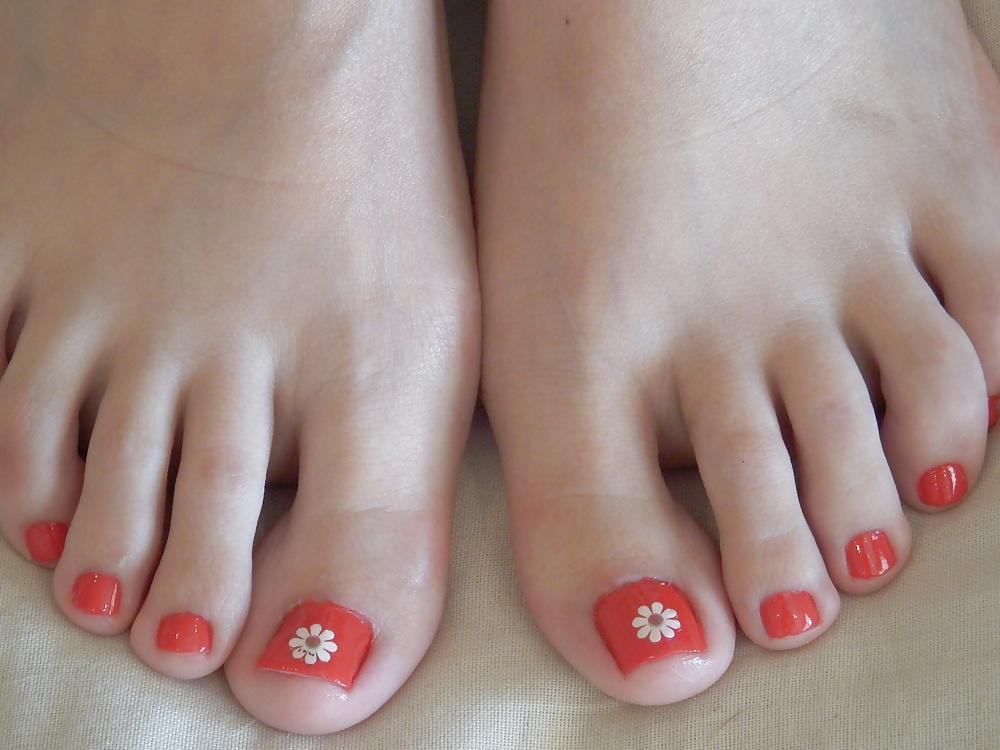 25P FOOT FETISH FEET ASS CLIT PUSSY TOES HEELS TITS COMMENT PLS