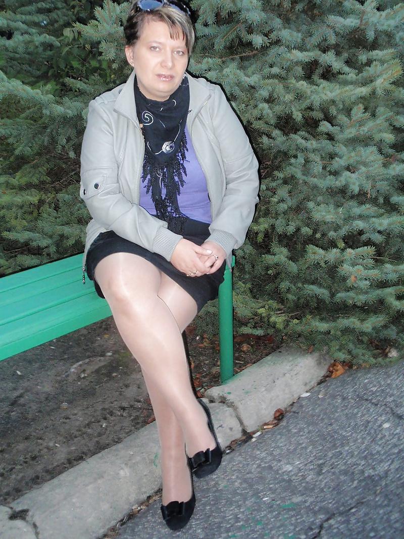 14P Mature Pantyhosed Lady