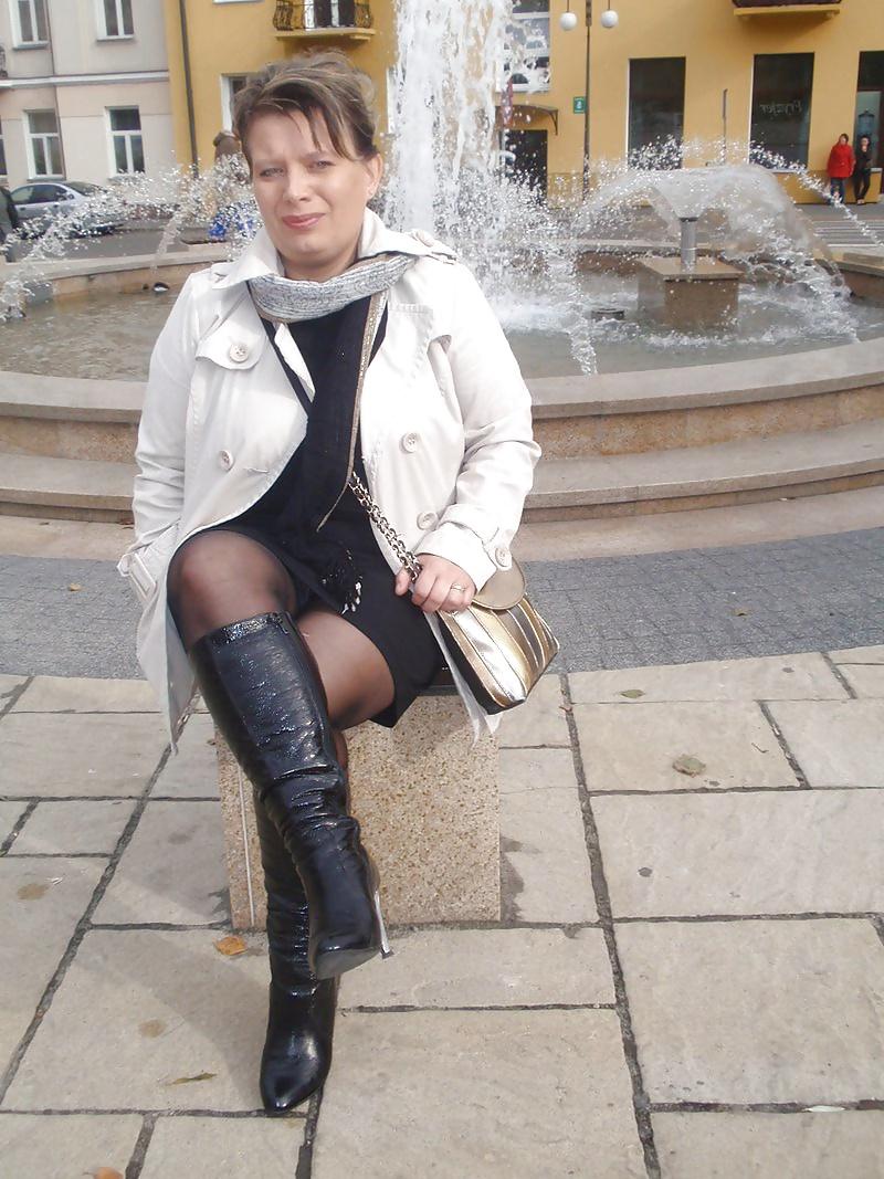 14P Mature Pantyhosed Lady