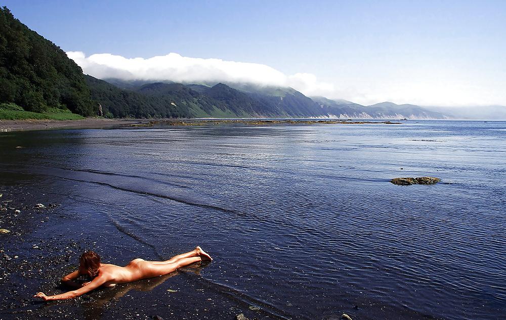 6P Nudist lady in nature