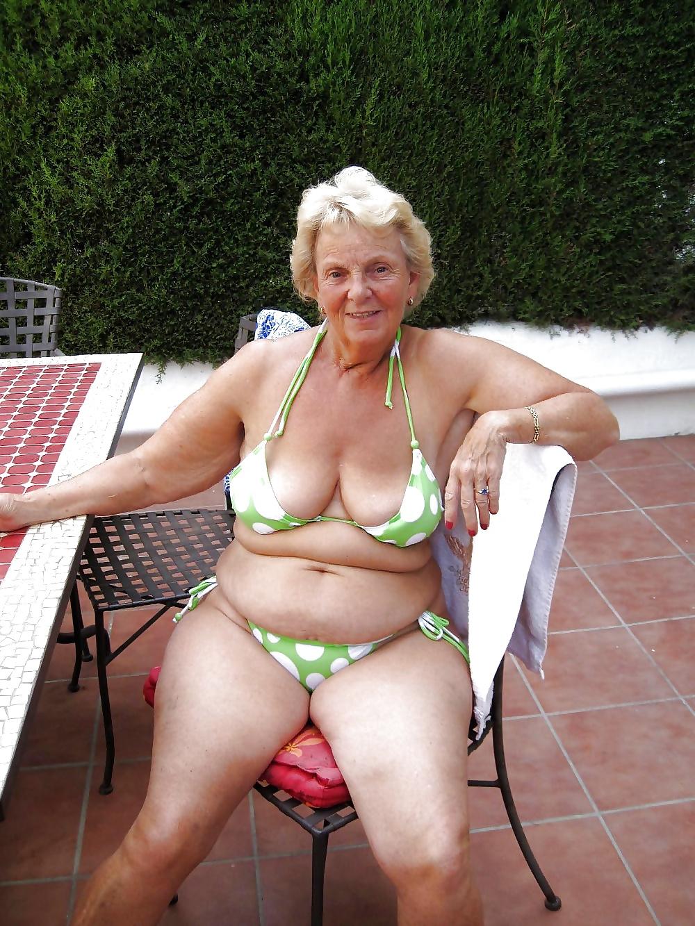 23P Grab a granny 122