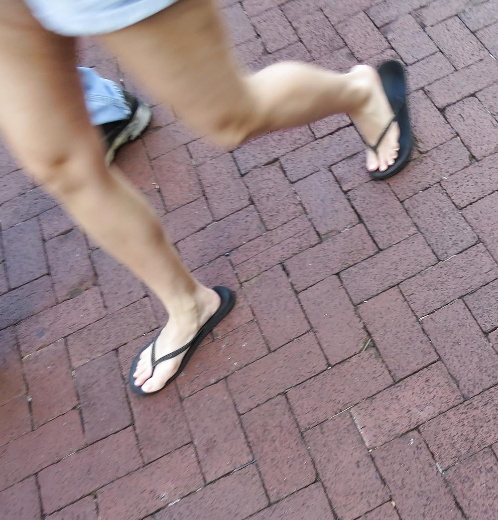 25P Feet voyeur