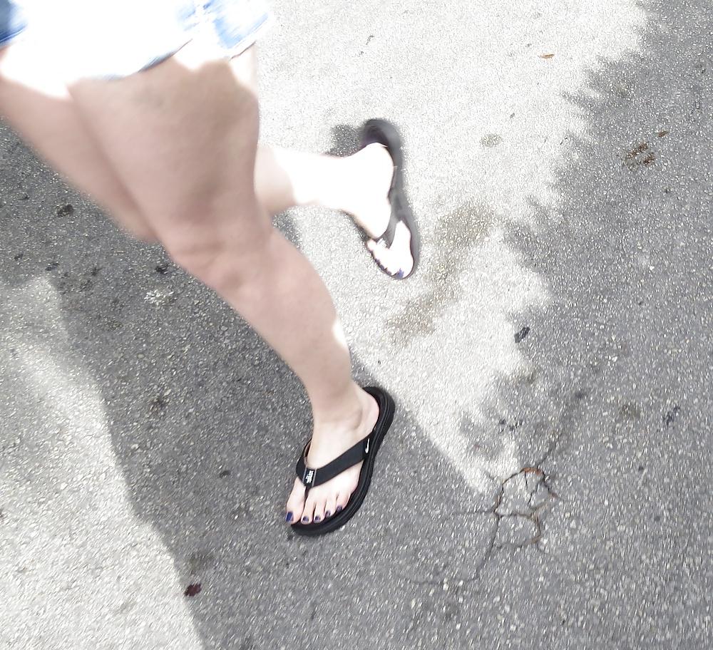 25P Feet voyeur