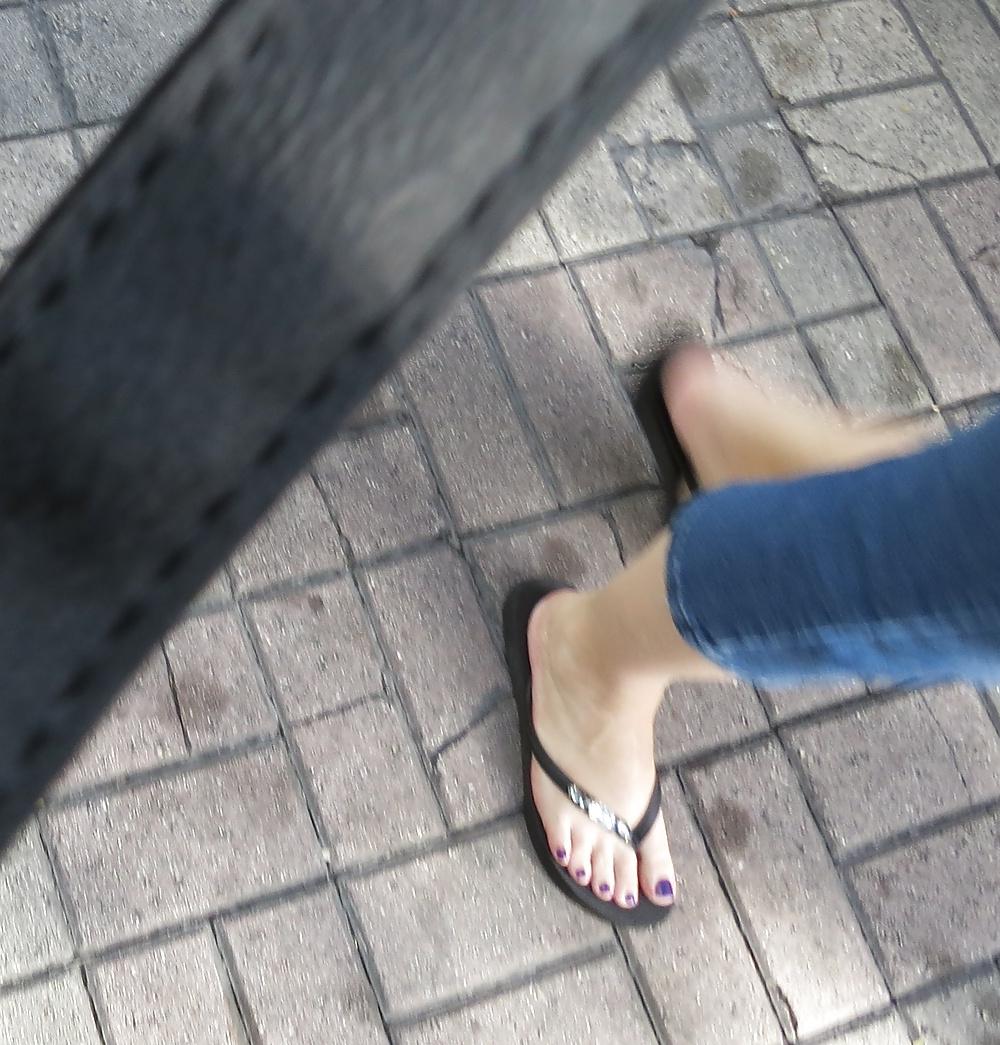 25P Feet voyeur