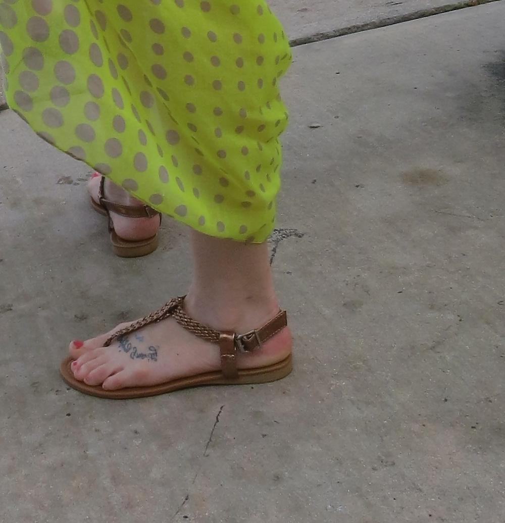 25P Feet voyeur