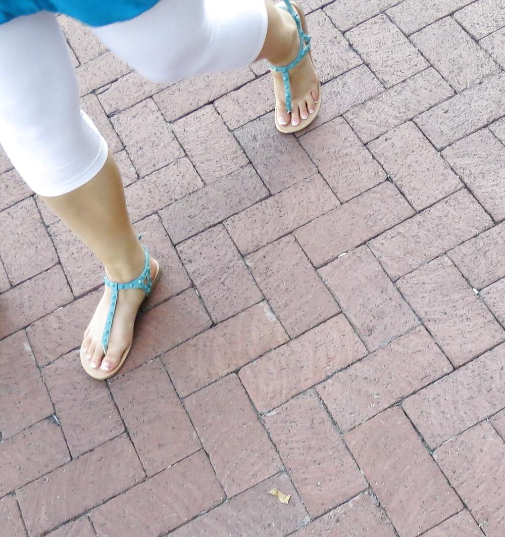 25P Feet voyeur