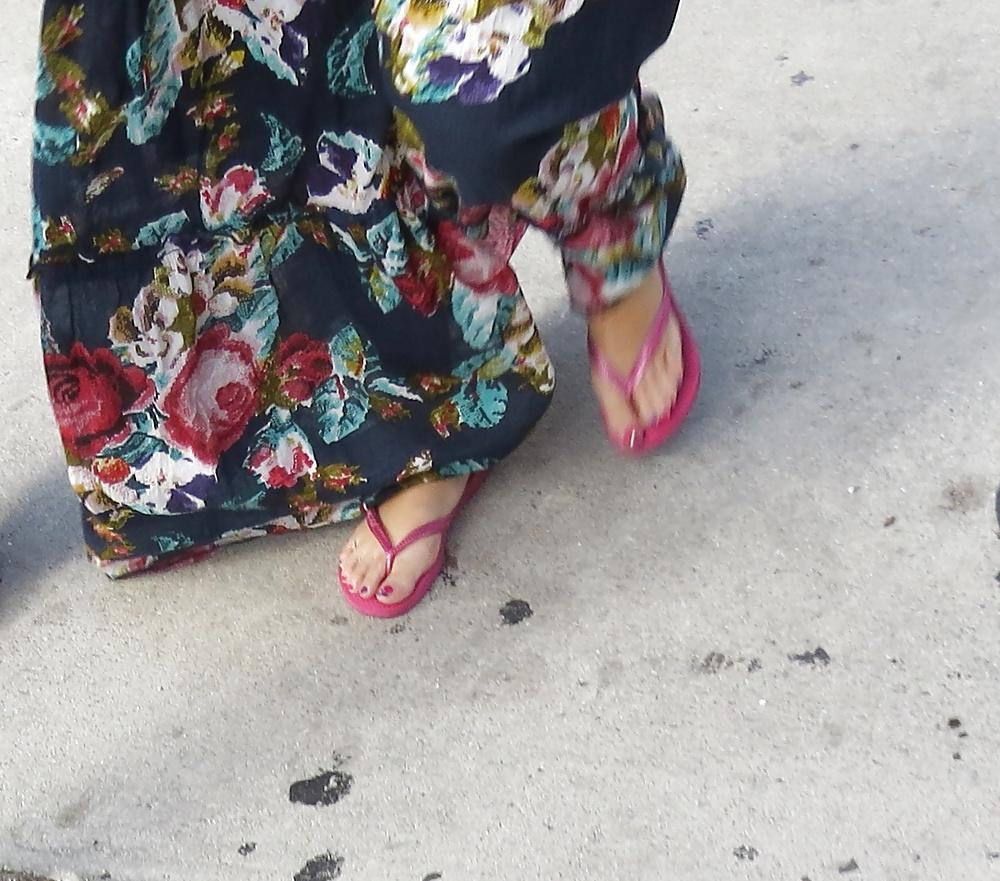 25P Feet voyeur