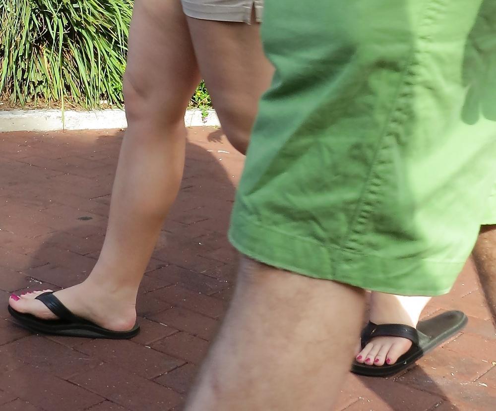 25P Feet voyeur