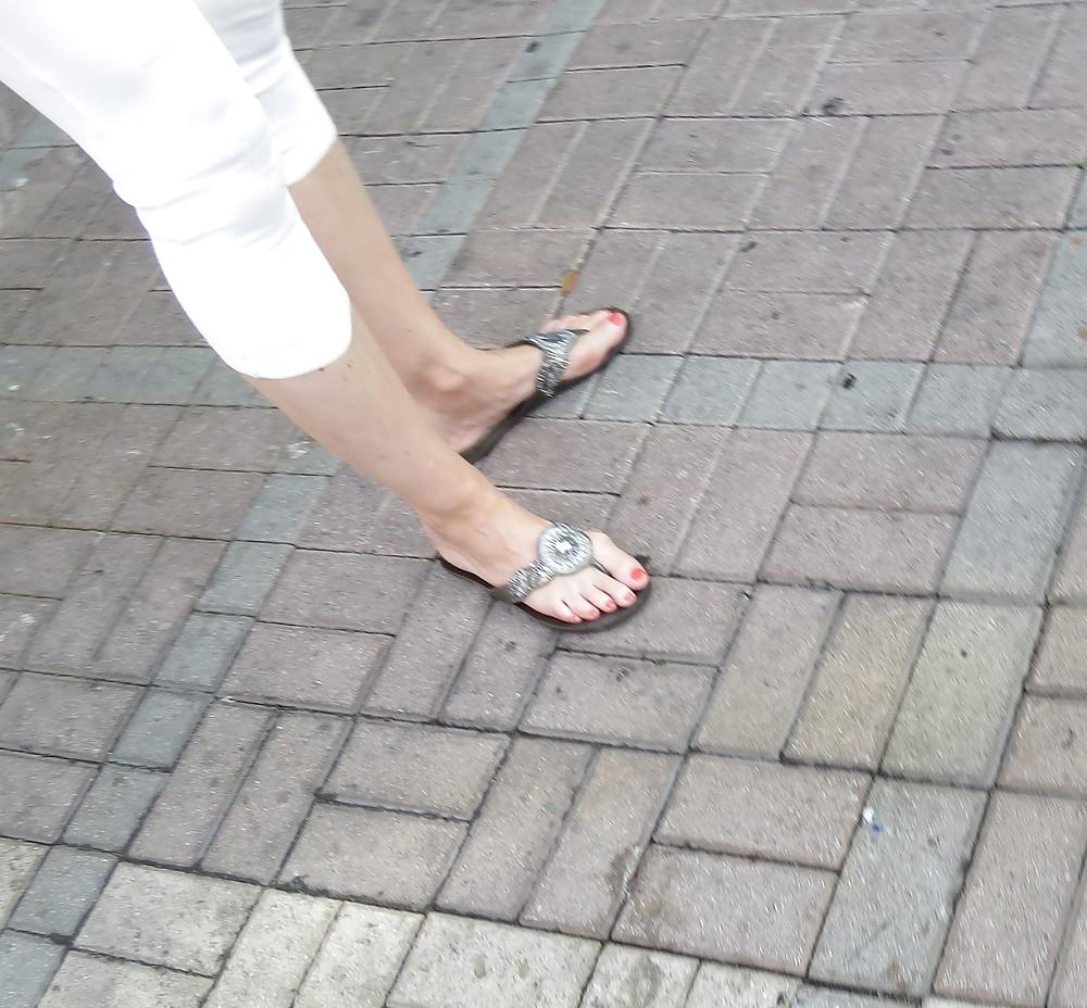 25P Feet voyeur