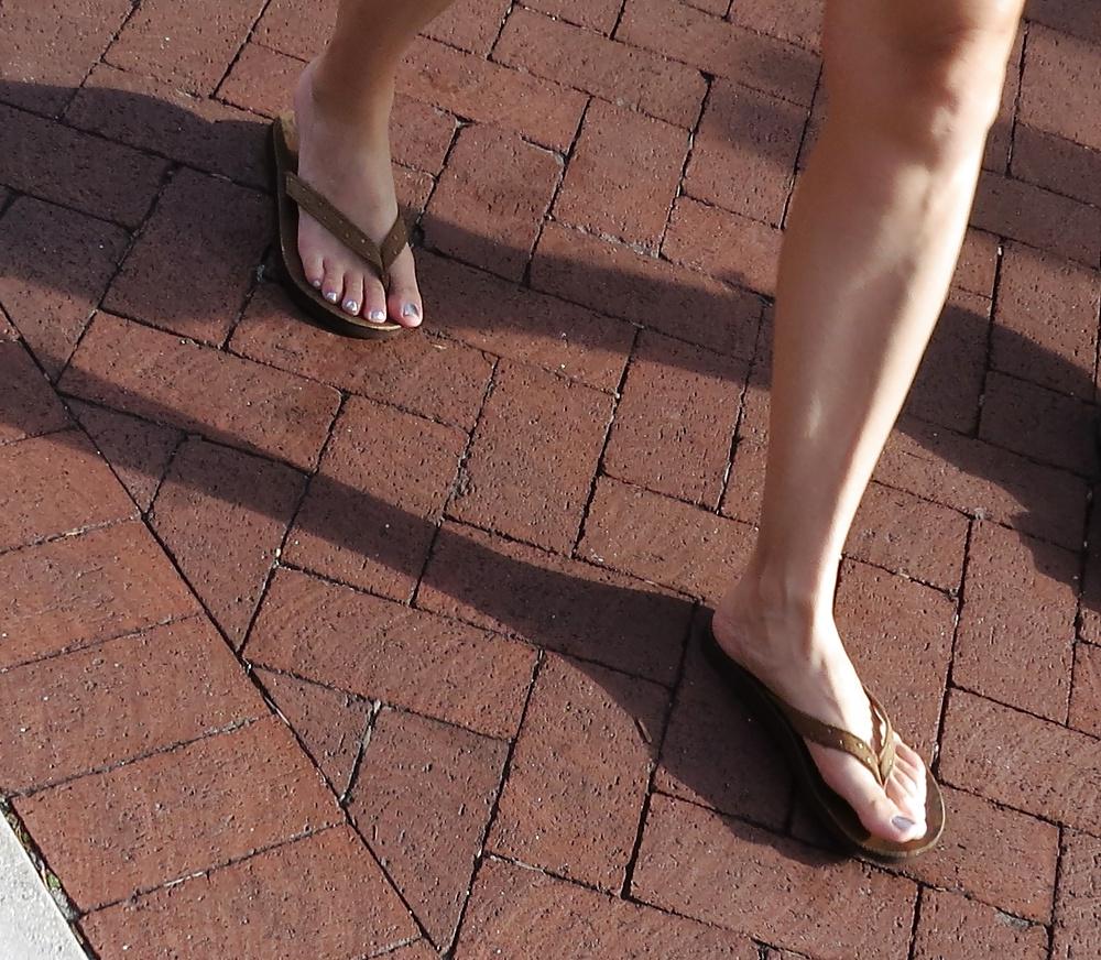 25P Feet voyeur