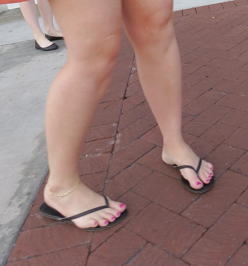 25P Feet voyeur