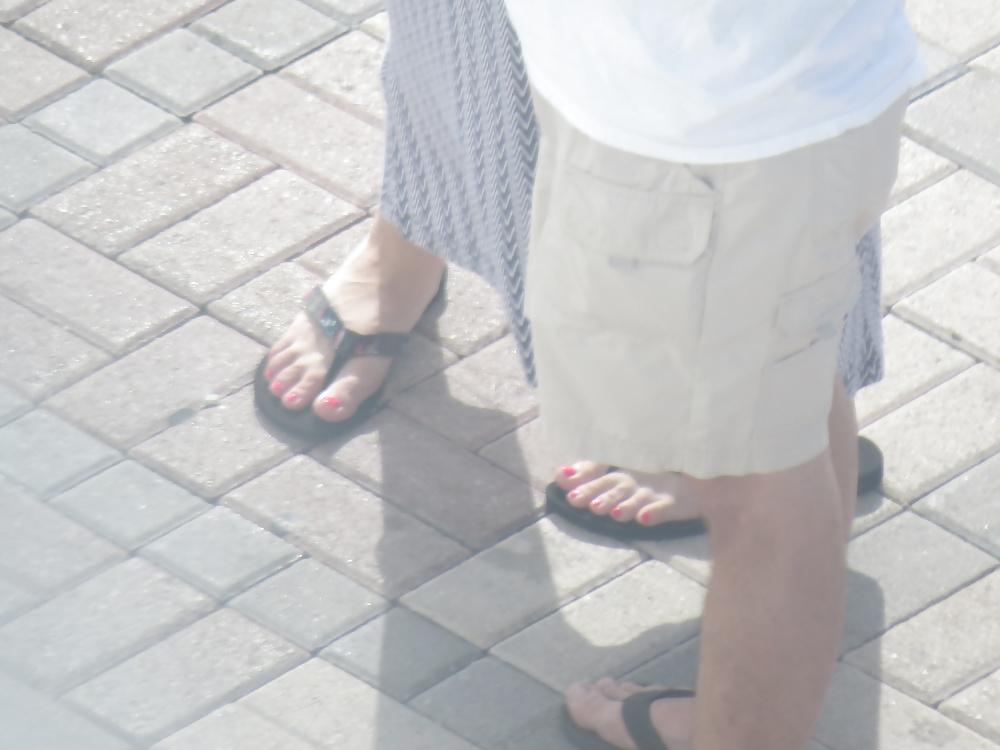 25P Feet voyeur