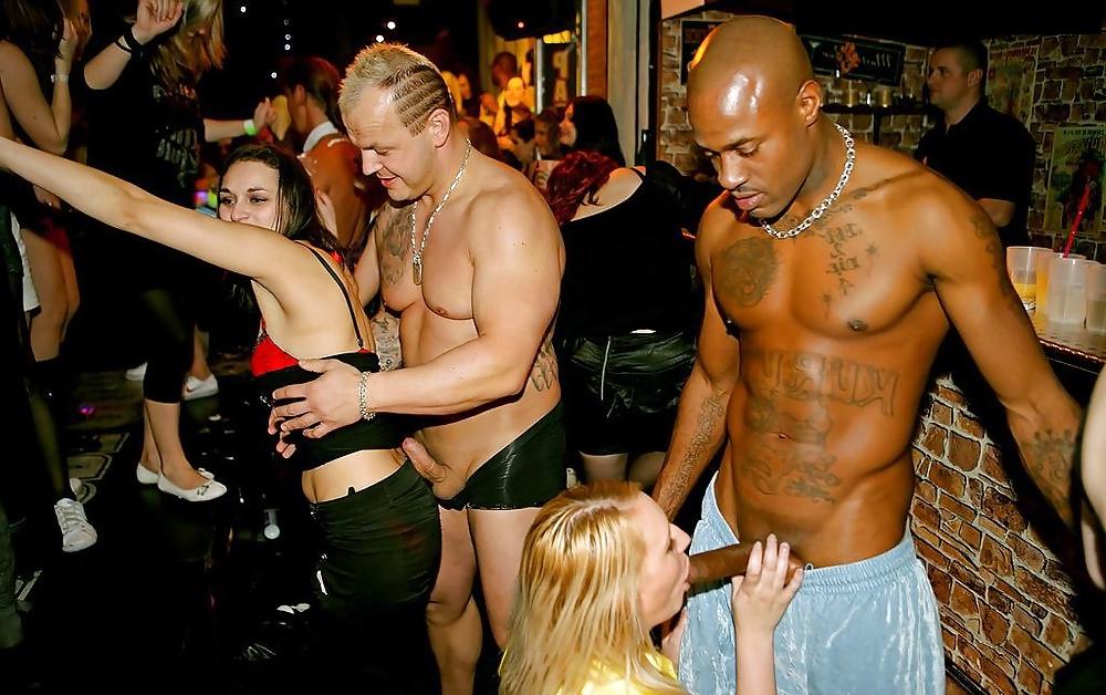 25P White Sluts Gone Wild.- (Clubbing)