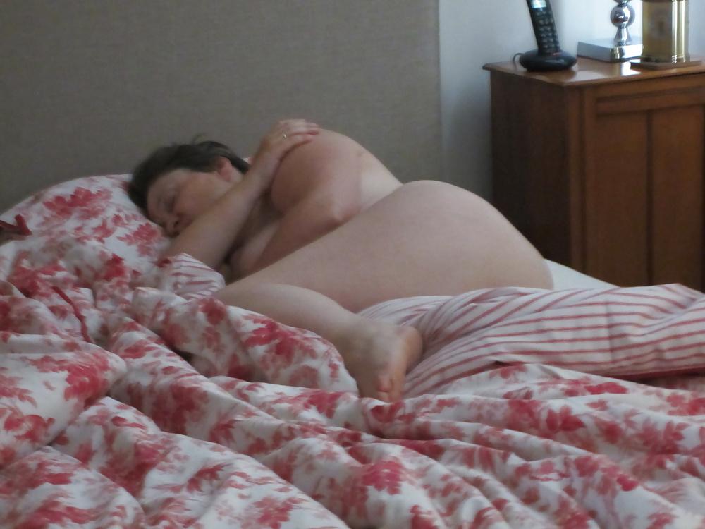 18P Mature curvy wife in bed