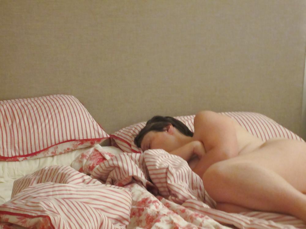 18P Mature curvy wife in bed