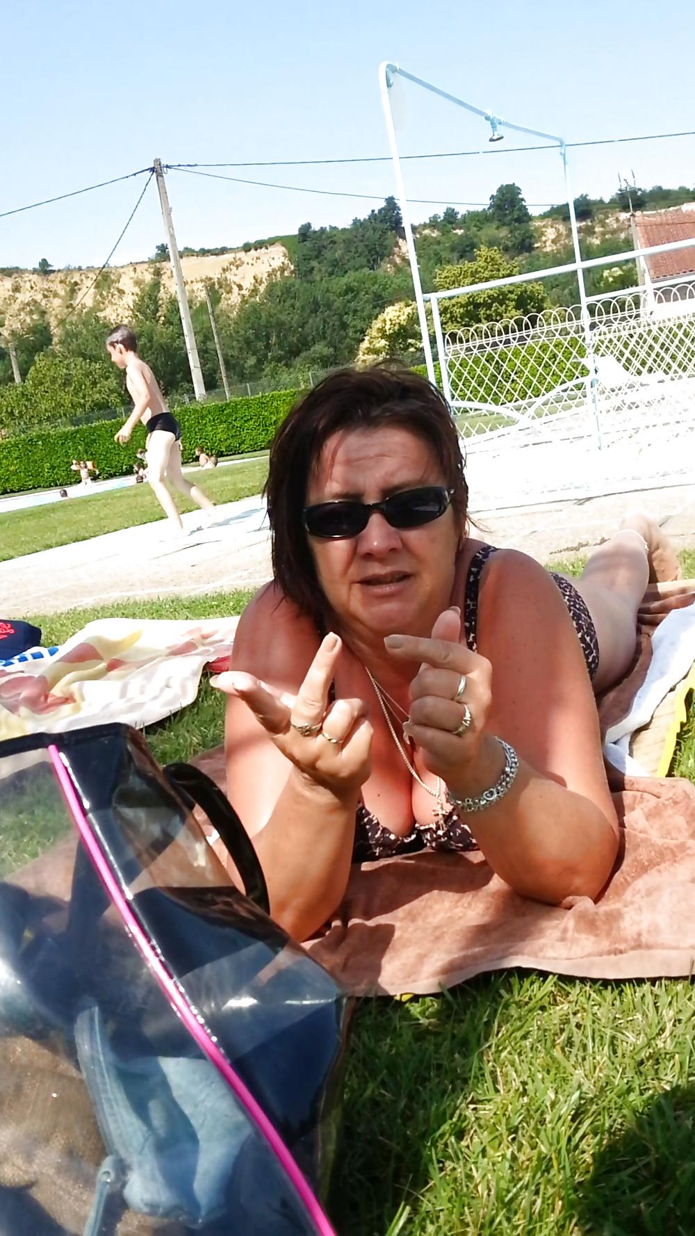 25P Mohter friend BBW at the pool