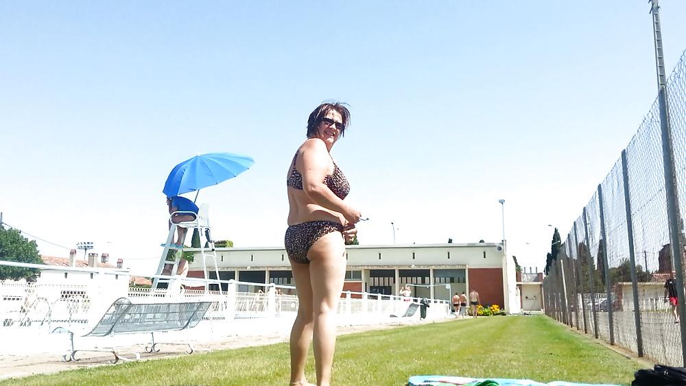 25P Mohter friend BBW at the pool