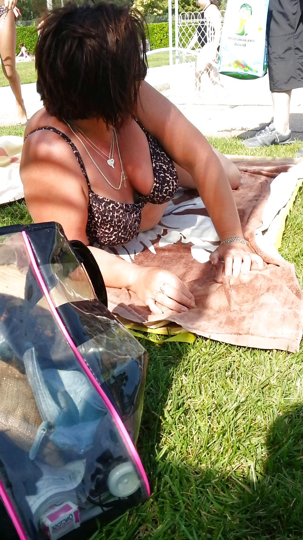 25P Mohter friend BBW at the pool