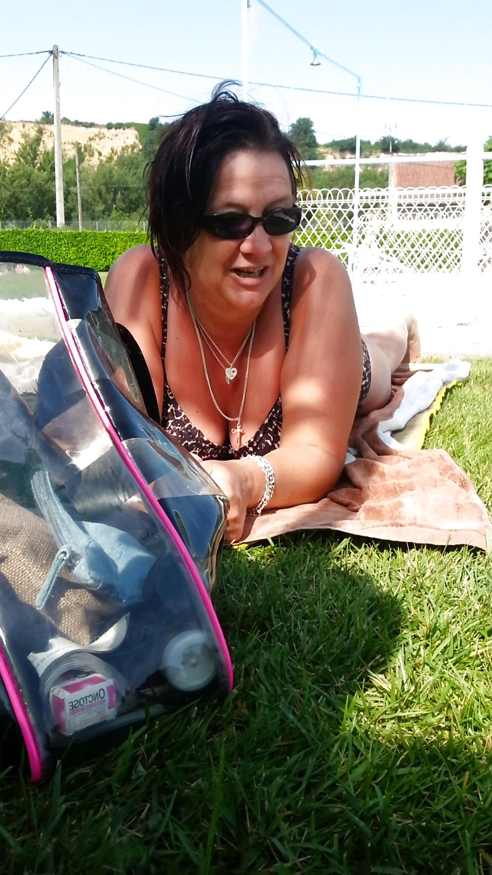 25P Mohter friend BBW at the pool