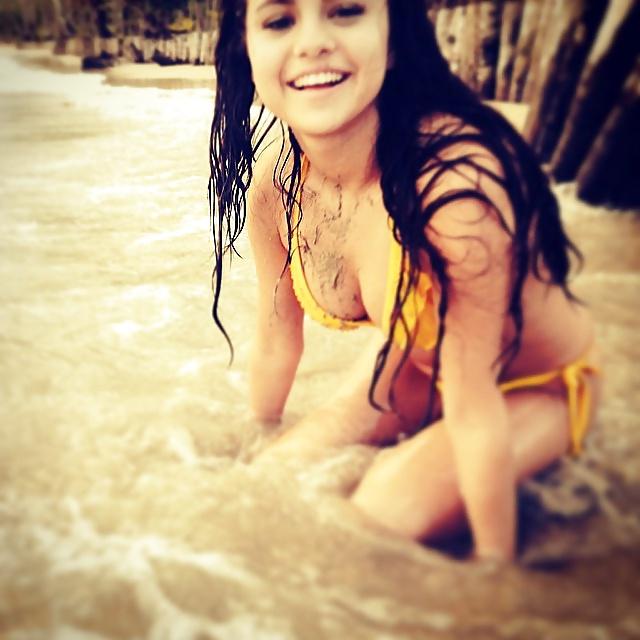 25P Selena gomez nipples and boobs !!!
