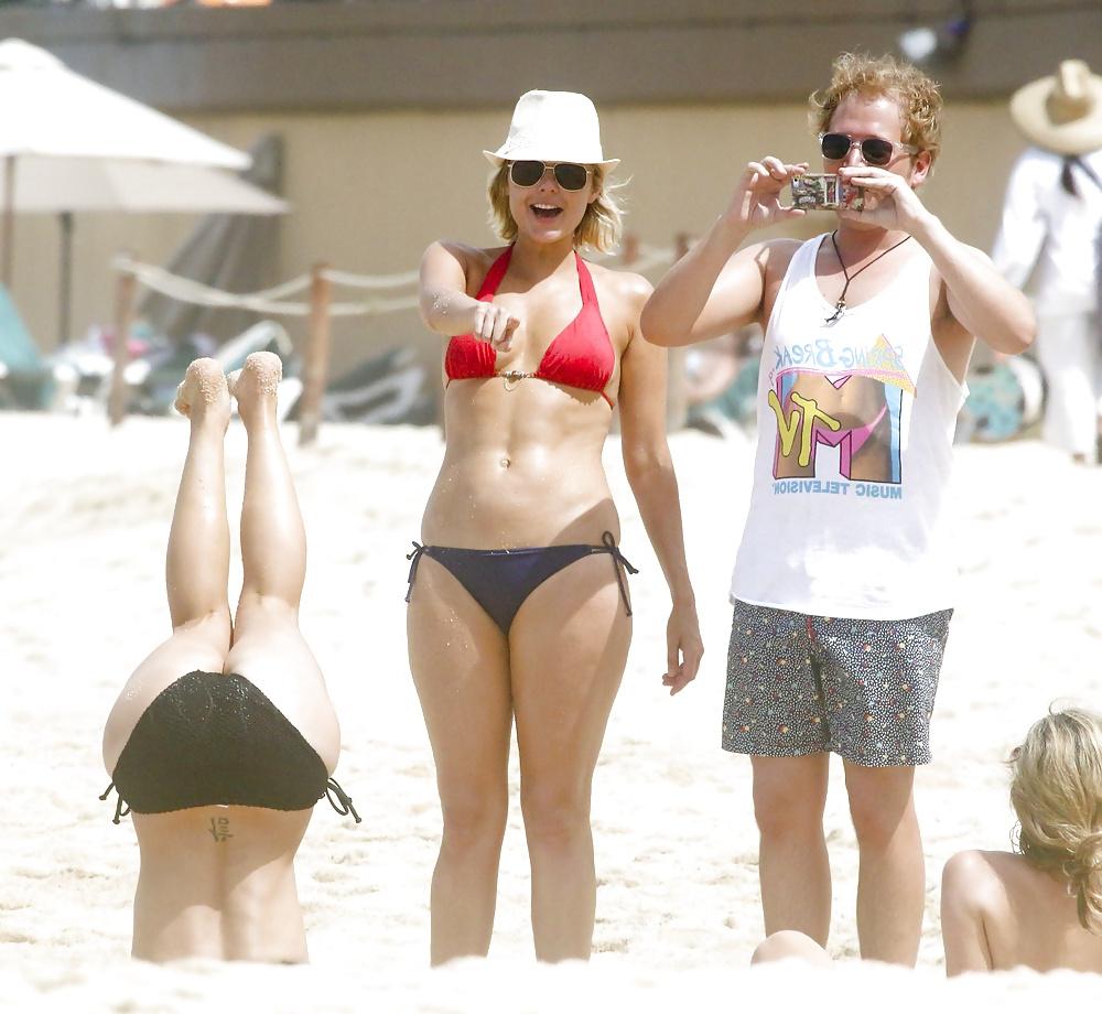 22P Kaley Cuoco - New Beach Bikini ASS Pictures