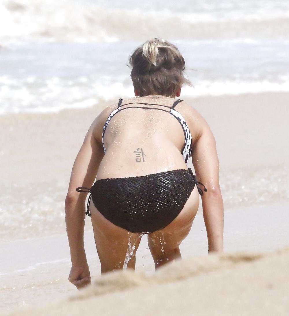 22P Kaley Cuoco - New Beach Bikini ASS Pictures