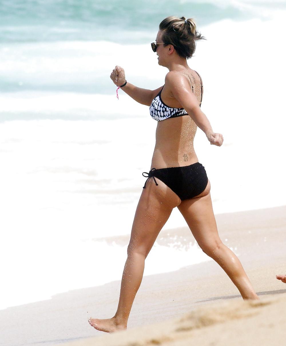 22P Kaley Cuoco - New Beach Bikini ASS Pictures