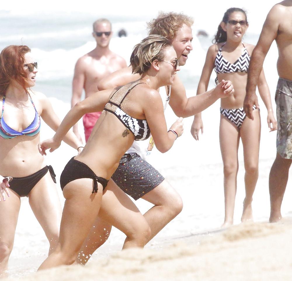 22P Kaley Cuoco - New Beach Bikini ASS Pictures