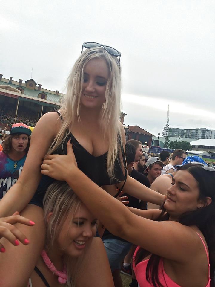 25P Heiße Teenie-Festivalschlampen 2