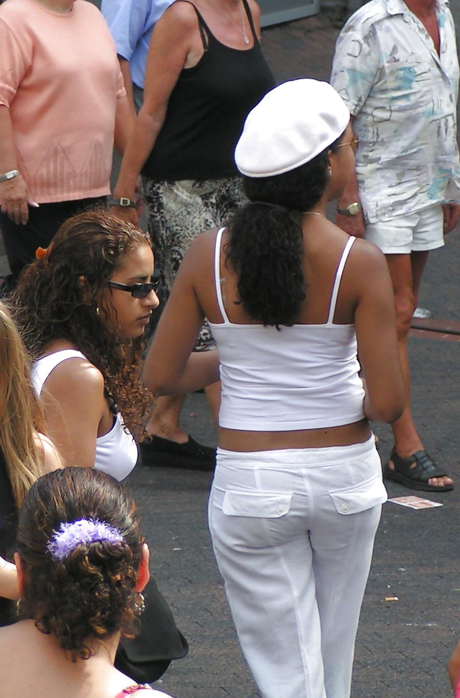 25P Candid Asses And Big Butt In Jeans